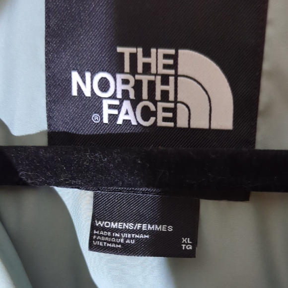 The North Face Women's Light Gray Puffer Jacket - Picture 2 of 14